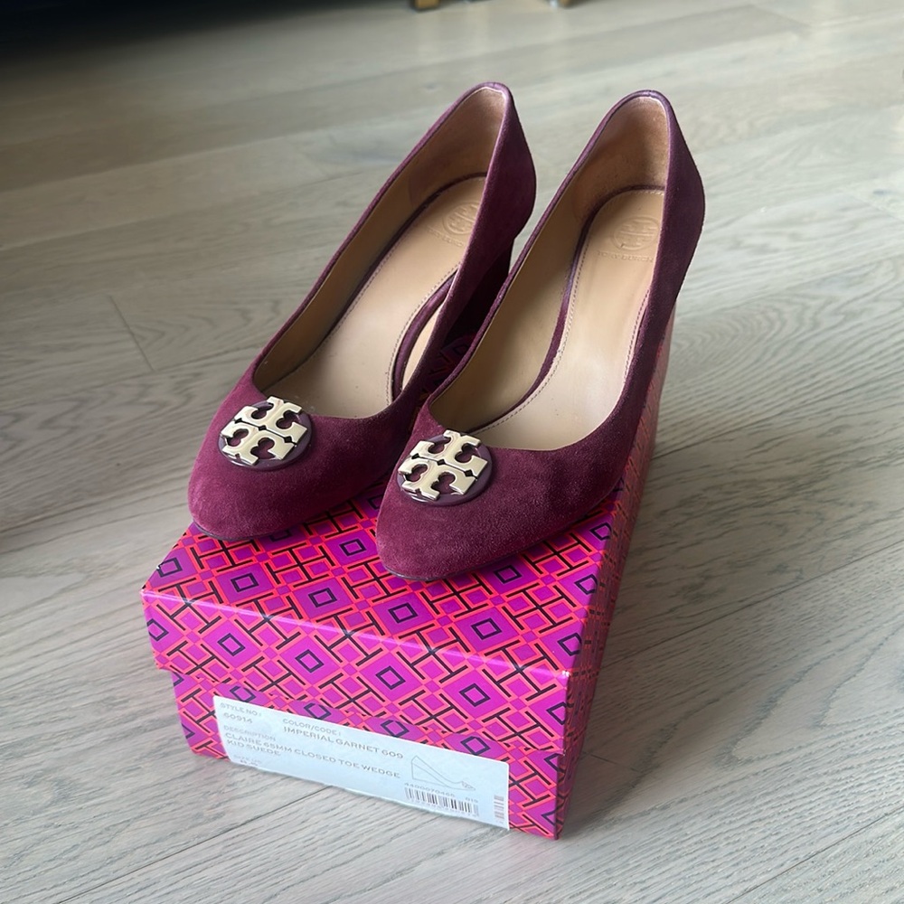 Tory Burch Claire 65mm Closed Toe Wedge Kid Suede in Imperial Garnet Size &.5